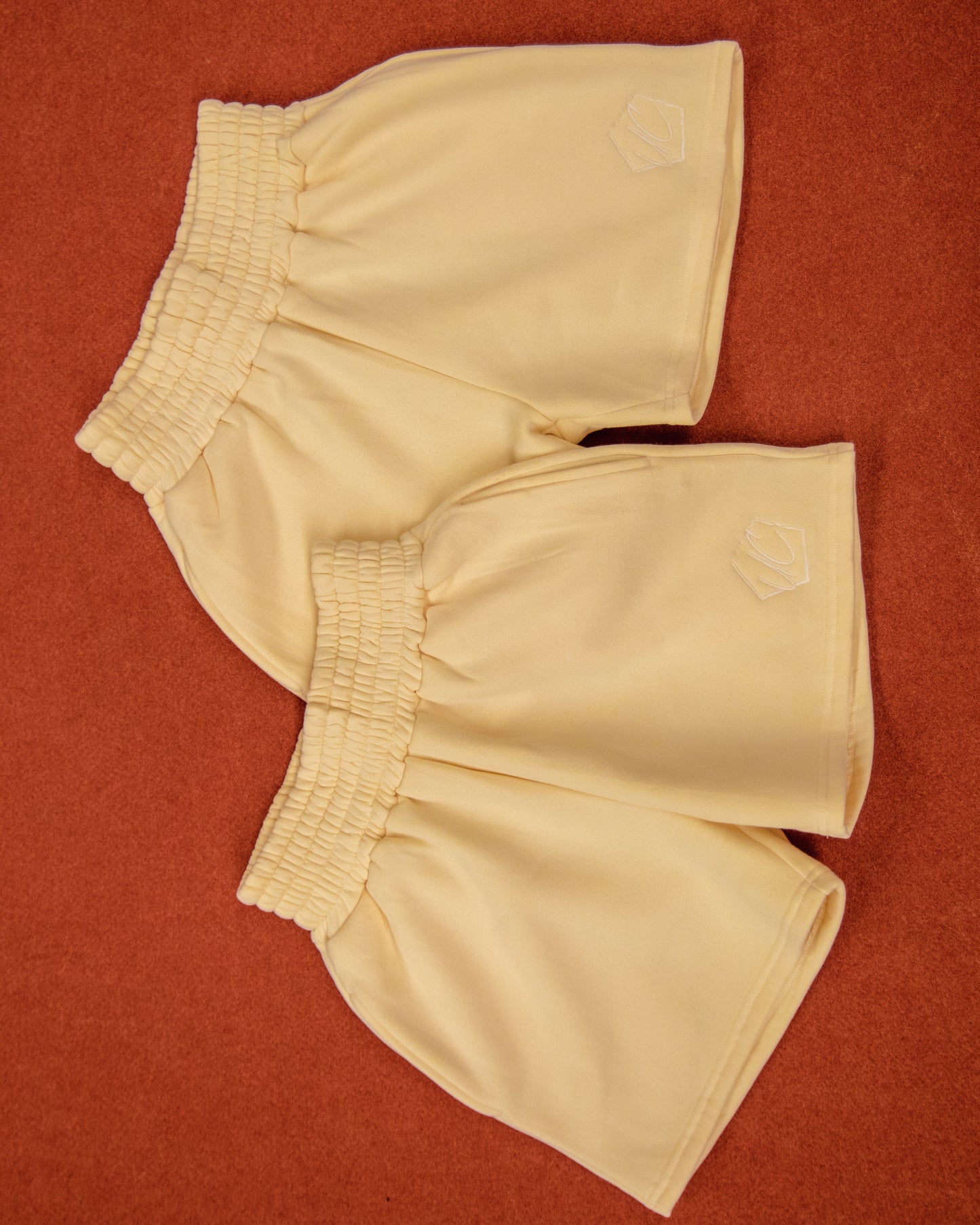 UC BADGE SHORT| CREAM